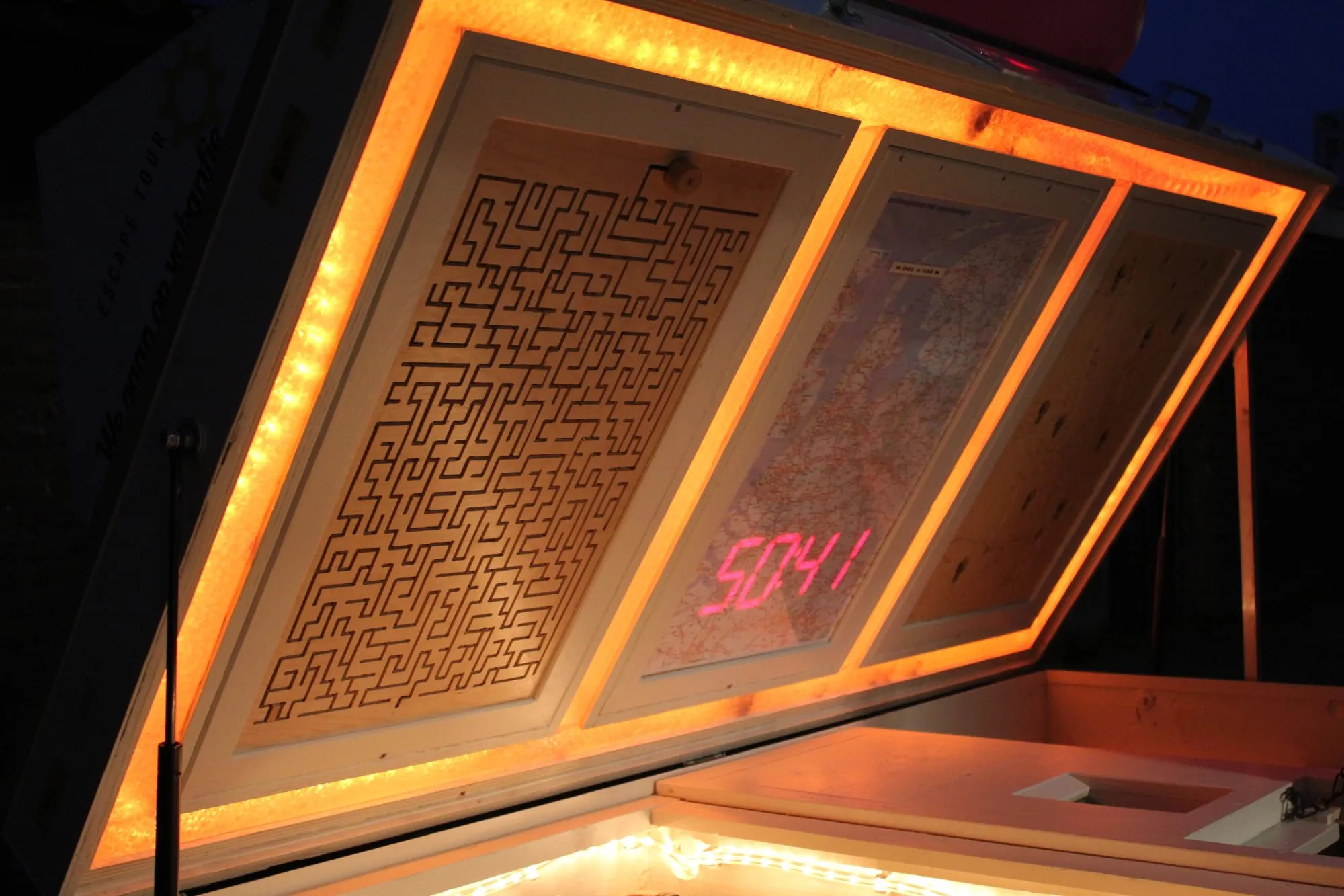 De escape trailer met oranje verlichting bij avond