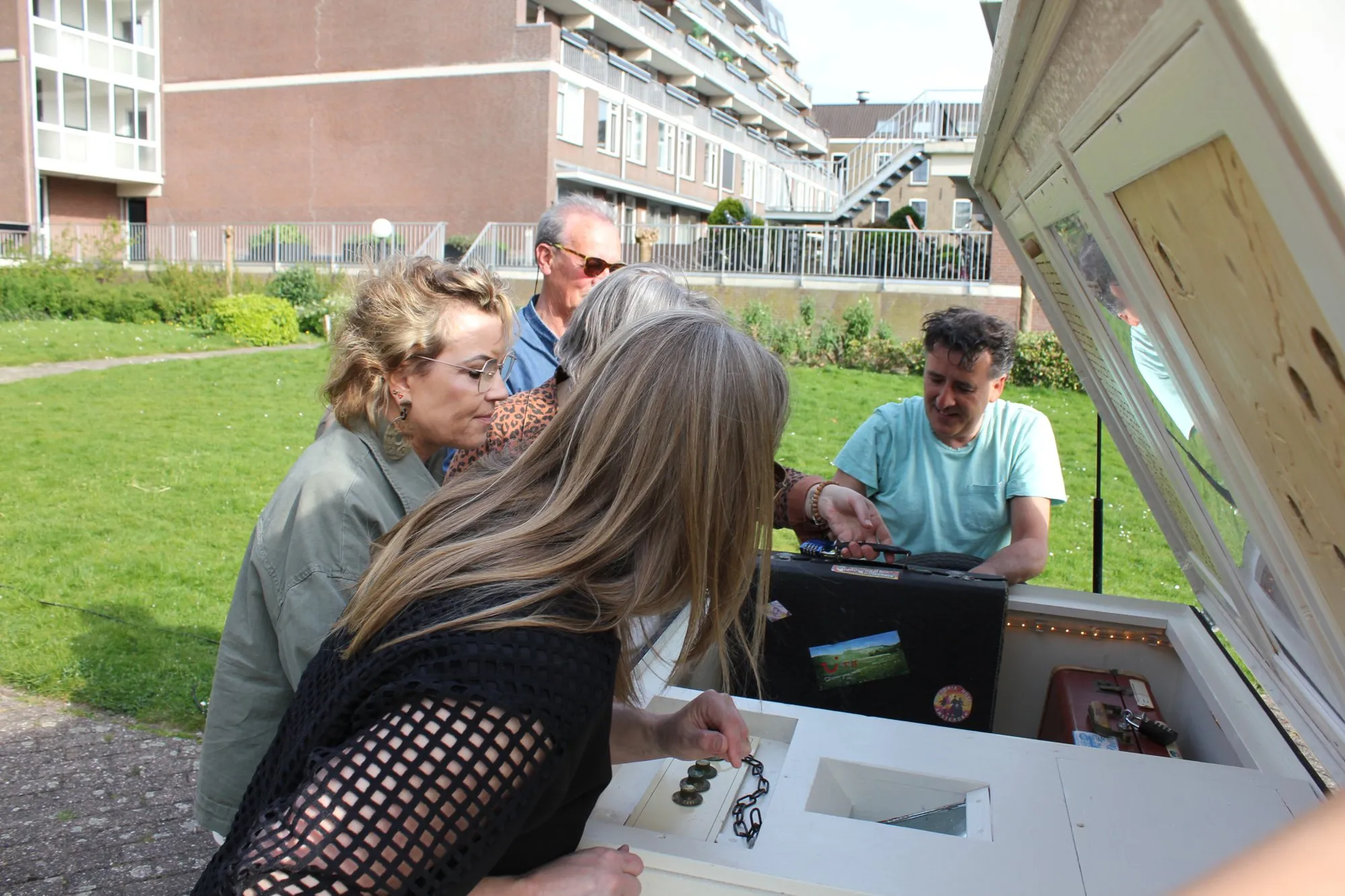 Een groep kijkt samen in de open escape trailer tijdens een groepsactiviteit