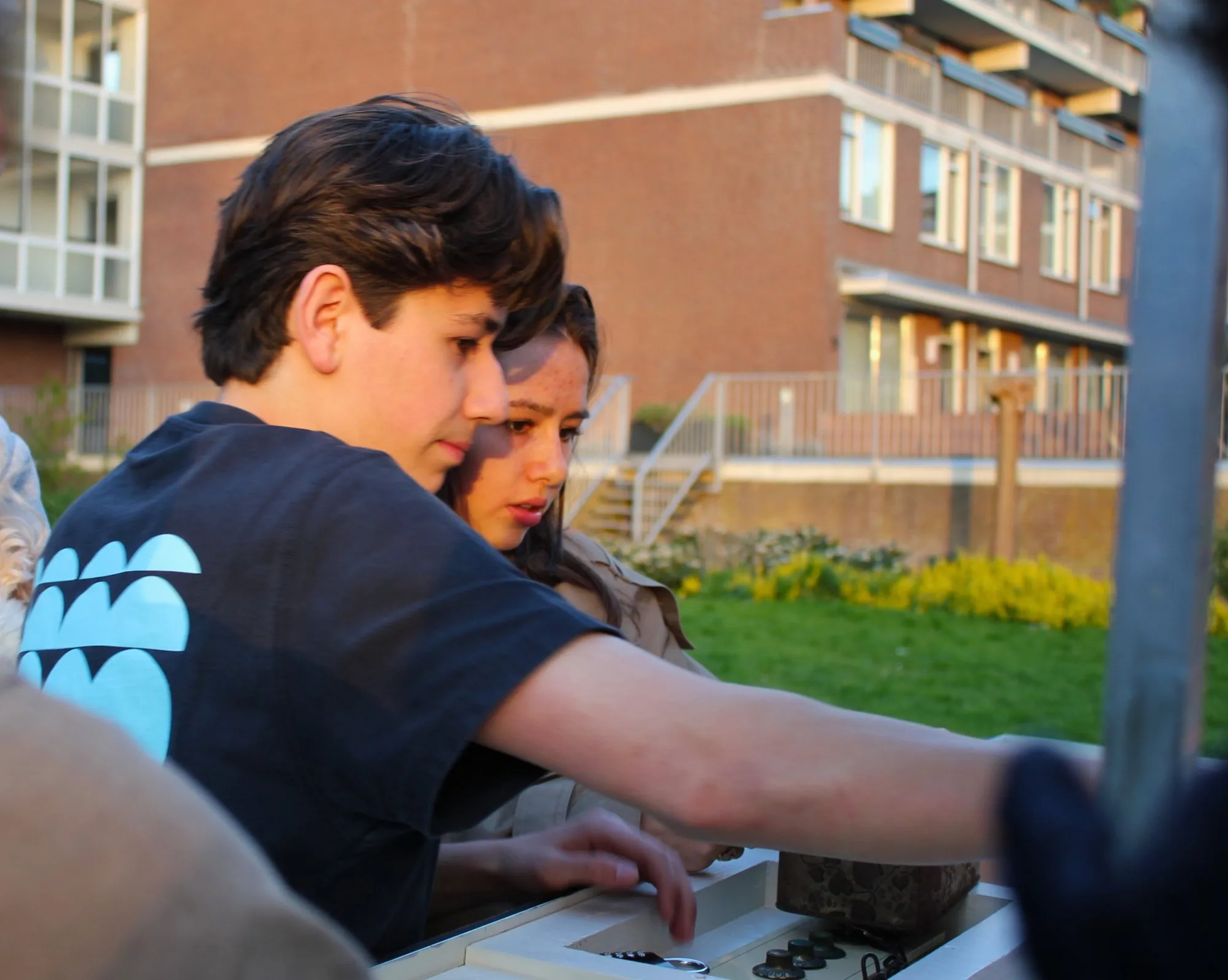 Close-up: spelers kraken een code