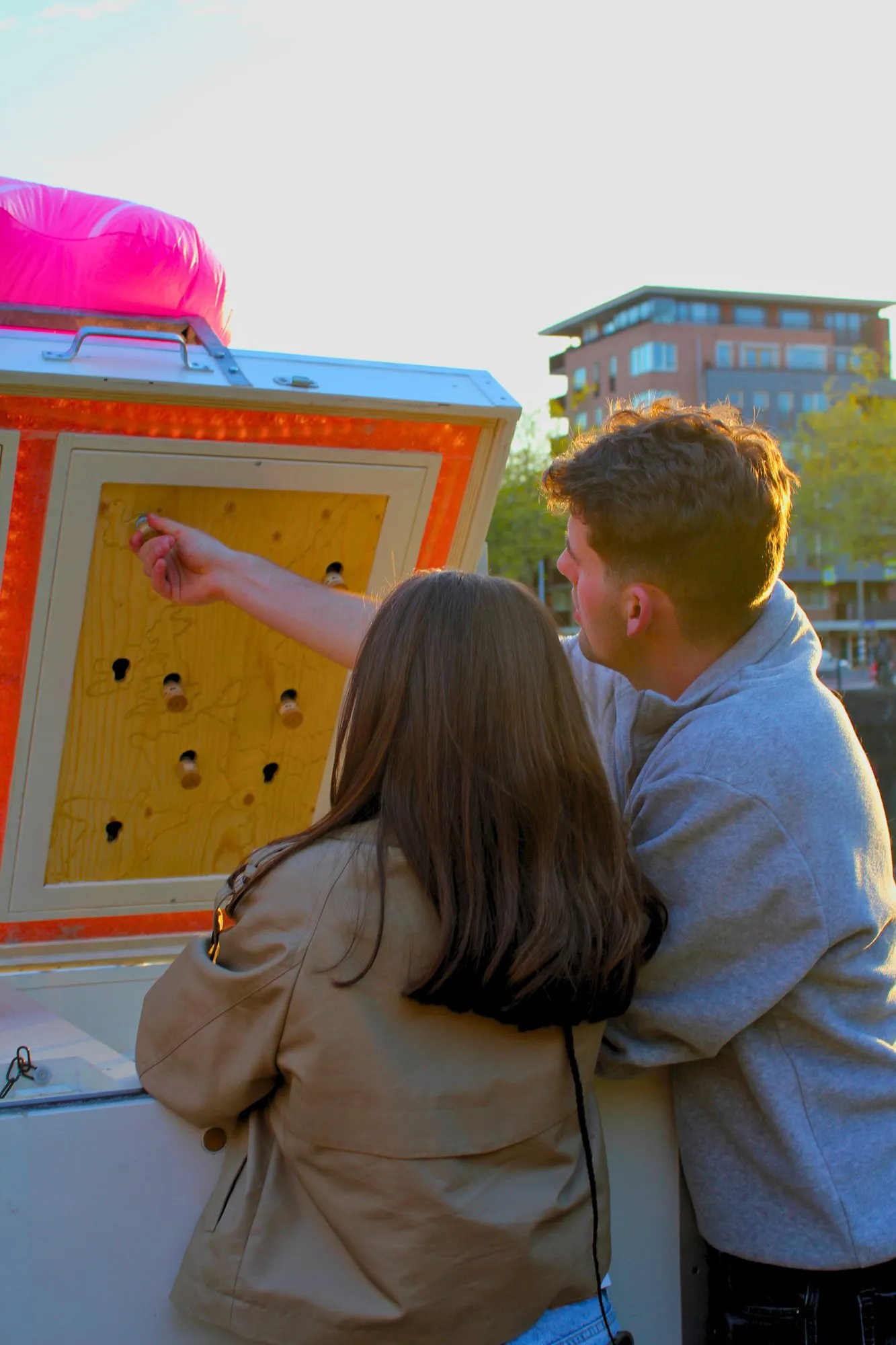 Twee spelers lossen een puzzel op in de klep van de trailer