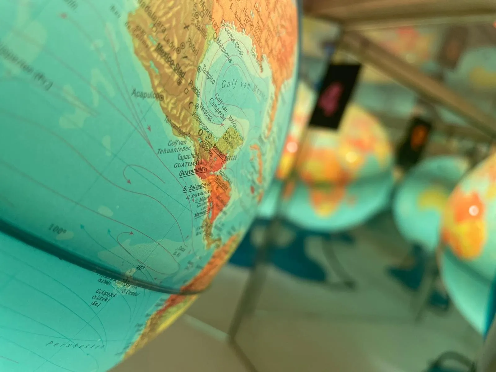 Een verlichte wereldbol verbergt een aanwijzing